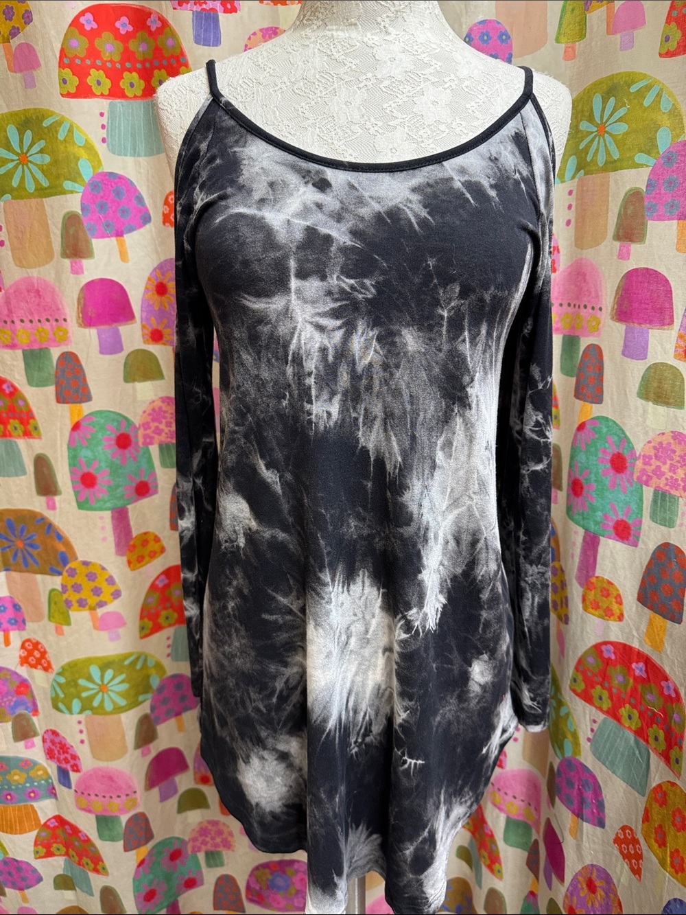 I Joah L/S Cold Shoulder Tunic. Small